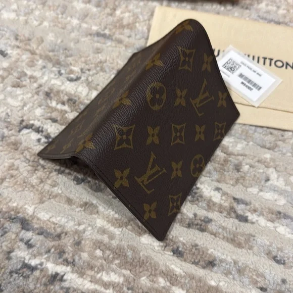 Louis Vuitton passport cover - Picture 6 of 12